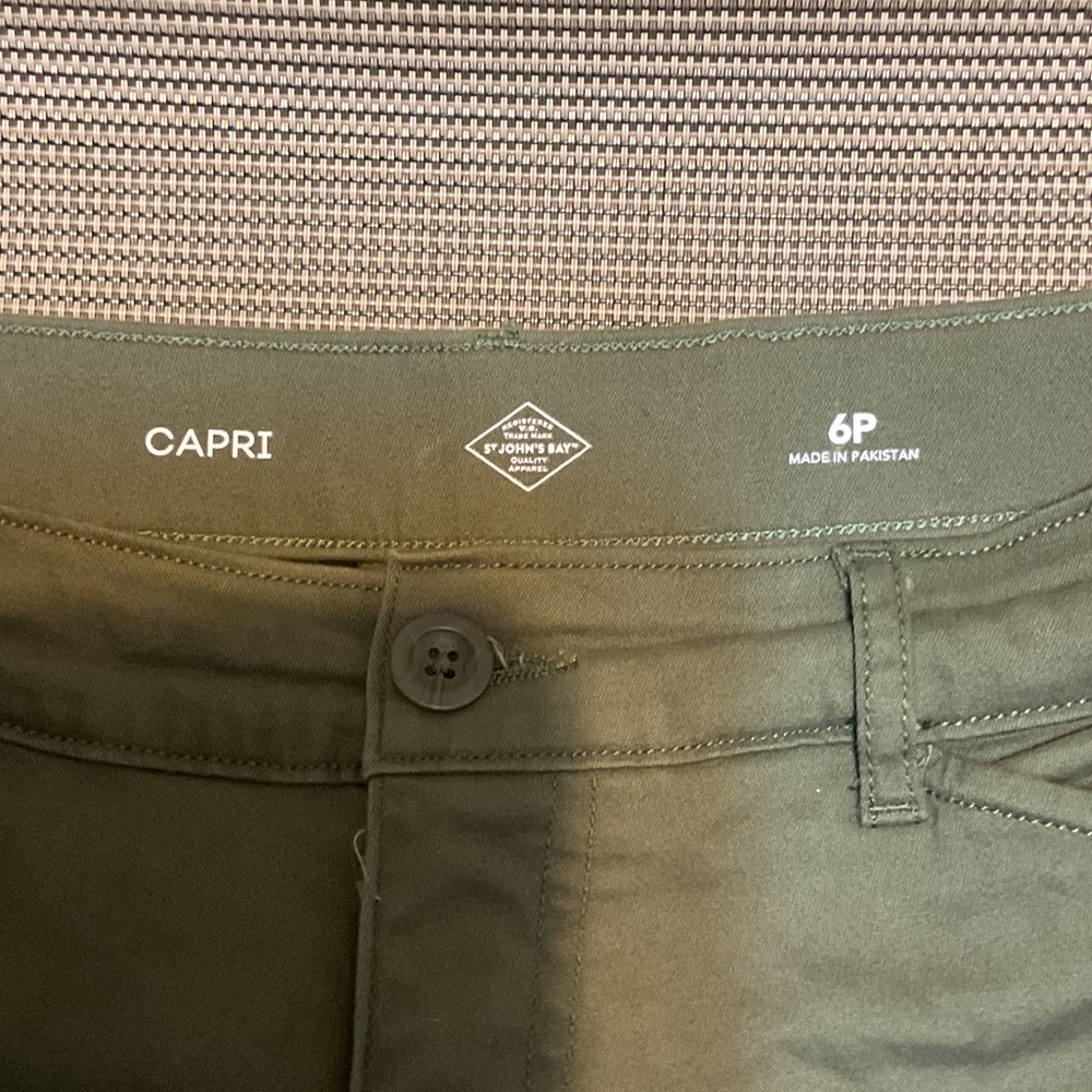 St. John's Bay Dark Green Capri Pants
